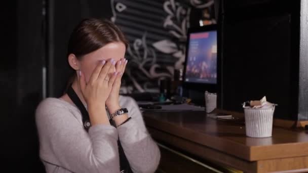 Portret van een jonge Europese meisjeskelner in een café in de stad. — Stockvideo