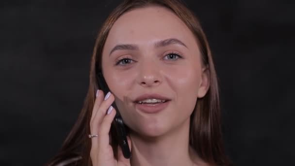 Um grupo de adolescentes usa seus smartphones — Vídeo de Stock