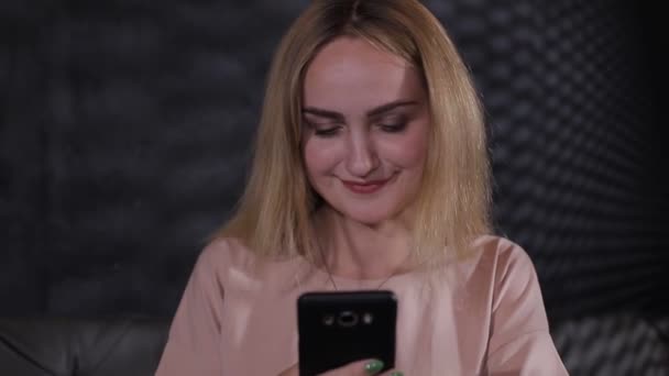 Portret van een jong Europees meisje met een smartphone. — Stockvideo