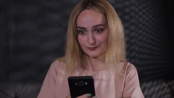 Portrét mladé evropské dívky pomocí smartphonu. — Stock video