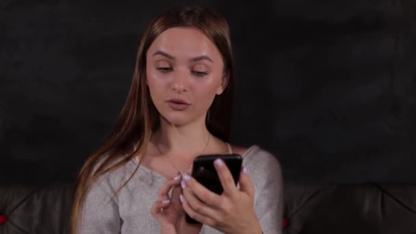Группа подростков использует свои смартфоны — стоковое видео