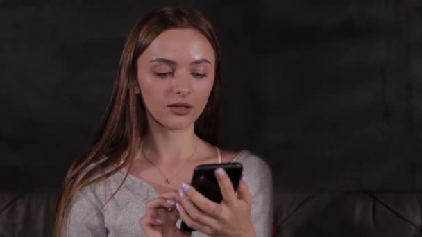일단의 십 대 청소년들이 스마트폰을 사용 한다 — 비디오