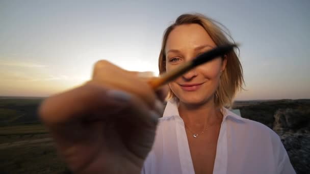 Retrato de uma artista ao pôr-do-sol. — Vídeo de Stock