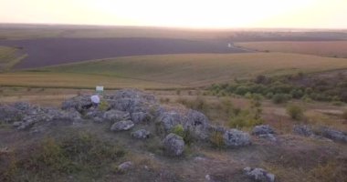 Güzel camsı bir manzaraya resim yapan bir sanatçı kız..