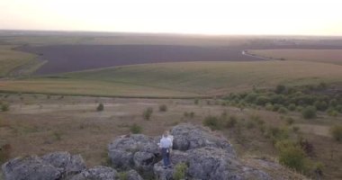 Güzel camsı bir manzaraya resim yapan bir sanatçı kız..