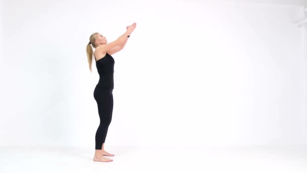 Vacker ung sportig muskulös kvinna, isolerad mot vit bakgrund — Stockvideo