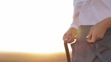 Kız ressam gün batımında tuvale bir resim çizer..