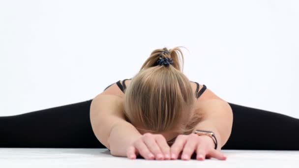 健身教练妇女在灰色背景下做运动，灰色背景的女孩在躺下做运动腿举重. — 图库视频影像