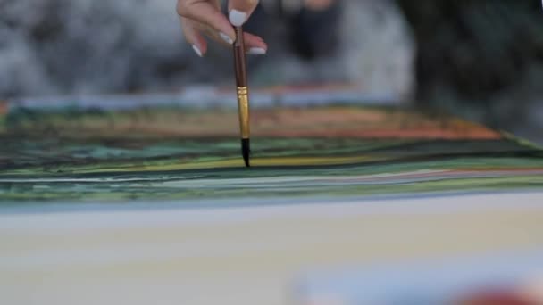 Κορίτσι καλλιτέχνης ζωγραφίζει μια εικόνα σε καμβά στο ηλιοβασίλεμα. — Αρχείο Βίντεο
