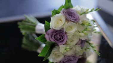 Düğün buketi masada.