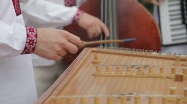 Santur ip ve ahşap yarasayı kapat.