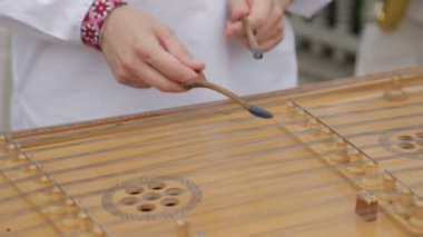 Santur ip ve ahşap yarasayı kapat.