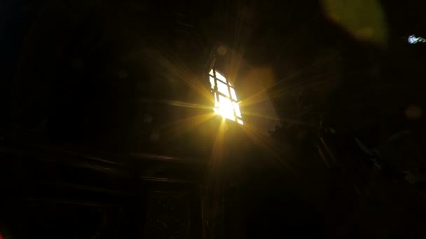 La luz del sol atraviesa la ventana del templo, el rayo de luz atraviesa la ventana — Vídeo de stock