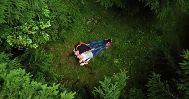 Pareja en la vista del bosque desde una altura, personas enamoradas descansando en el bosque — Vídeos de Stock