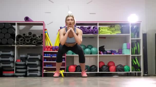 Flickor gör yoga övningar i klassen, sitter i asana eka .pada radzhakapotasana enbent kung duva Pose — Stockvideo