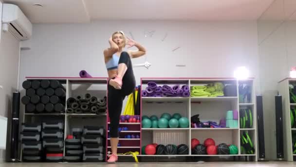 Krásná fitness žena se zvedacími činkami. Sportovní dívka ukazuje své dobře vycvičené tělo. Dobře vyvinuté svaly silovým tréninkem. — Stock video