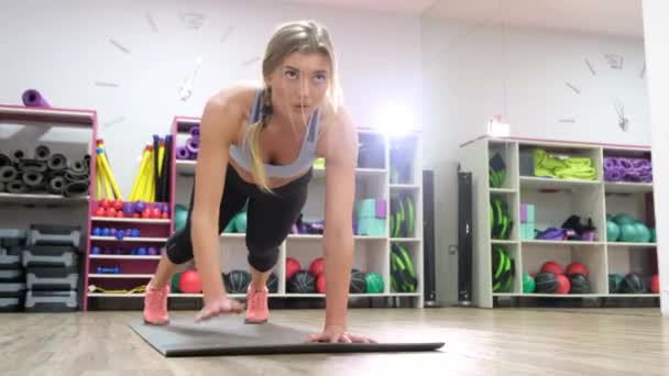 Meninas fazendo exercícios de ioga na aula, sentado em asana eka .pada radzhakapotasana One-Legged King Pigeon Pose — Vídeo de Stock