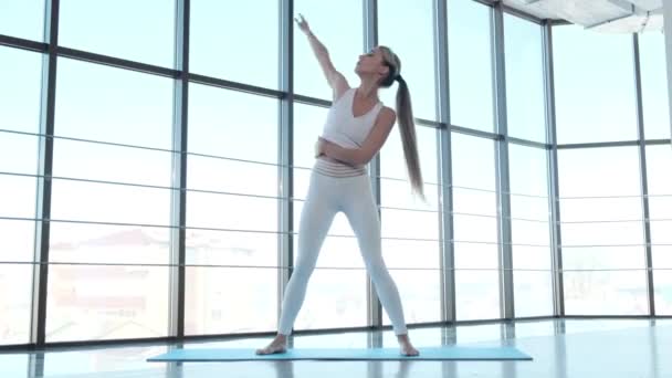 Young sporty girl doing exercises at fitness workout. — Αρχείο Βίντεο