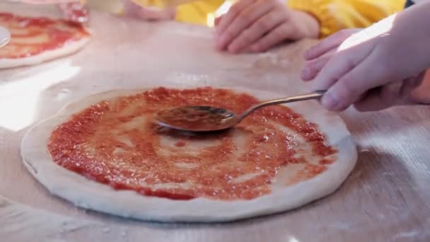 Los niños cocinan pizza con un cocinero. — Vídeos de Stock