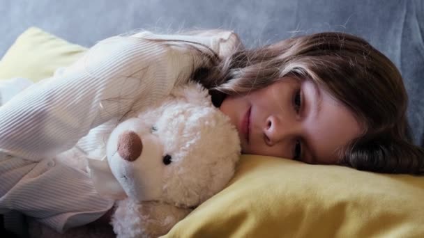 Dormir fille heureuse et insouciante étreignant un jouet ours en peluche. — Video