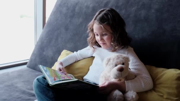 Šťastné dítě čtení o víkendu doma — Stock video