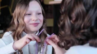 Güzel, neşeli kızlar meyve suyu içer..