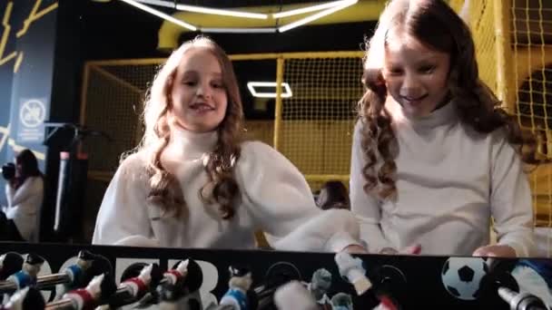 Dívky se smějí při hraní stolního fotbalu. — Stock video
