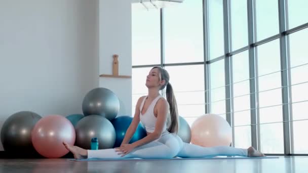 Krásná dívka fitness trenér. Cvičení jógy — Stock video