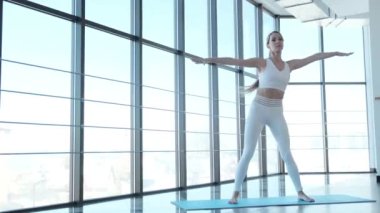 Atletik kız sabah antrenmanını evinin yatak odasında yapıyor.. 