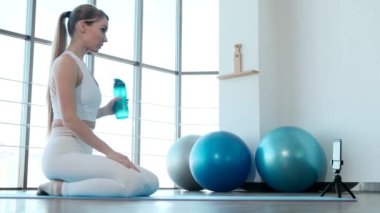 Antrenör spor salonunda su içer.. 