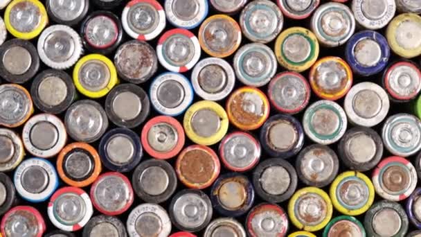 Baterías alcalinas usadas para reciclar. Ácido de la batería y corrosión. — Vídeo de stock