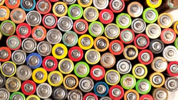 Цветной фон с батареями, загрязнение окружающей среды. — стоковое видео
