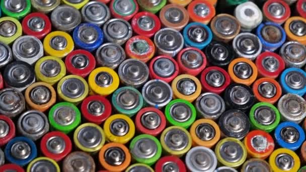 Fondo de color con baterías, contaminación ambiental. — Vídeo de stock