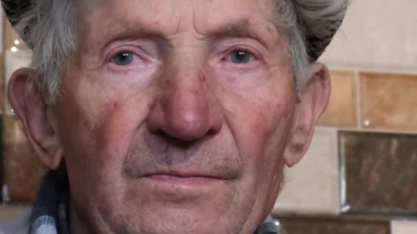 Το πρόσωπο ενός ηλικιωμένου 90χρονου. — Αρχείο Βίντεο