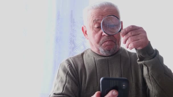 Senior 70 abuelo adulto utiliza un teléfono móvil. — Vídeos de Stock