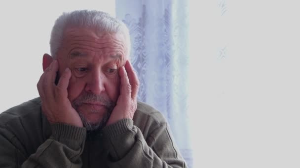 Головная боль у человека пенсионного возраста, мигрень и высокое кровяное давление — стоковое видео