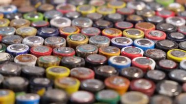 Kullanılan piller, atıklar, çevre için yüksek risk.