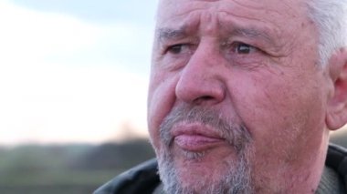 Yaşlı gri bir adamın üzgün bakışları