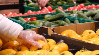 Kadın eli süpermarketteki kutulardan sebze seçer.. 