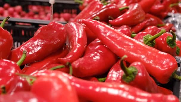 Peperoni al peperoncino sul mercato. Peperoni rossi in vendita in un mercato agricolo locale — Video Stock