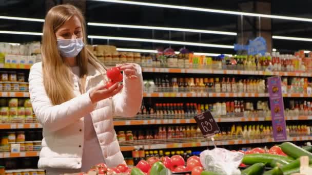 Το κορίτσι αγοράζει ντομάτες στο σούπερ μάρκετ, φυσικά προϊόντα — Αρχείο Βίντεο