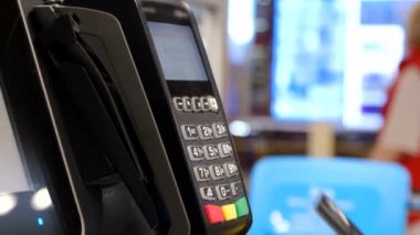 Kadın elleri süpermarkette kartla ödeme yapıyor..