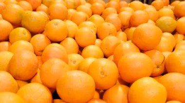 Süpermarket kutusunda olgun portakallar.