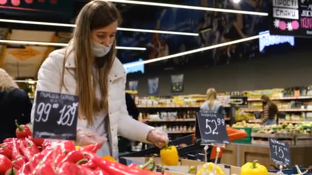 Γυναικεία χέρια επιλέγει λαχανικά από κουτιά στο σούπερ μάρκετ. — Αρχείο Βίντεο