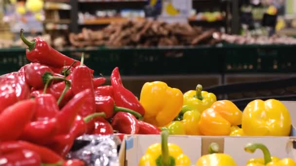 Peperoni rossi e gialli in vendita in un mercato agricolo locale, raccolto fresco. — Video Stock