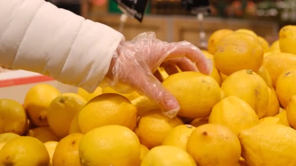 Mulher no mercado de frutas compra limão, citrinos, alimentos saudáveis. Vitamina C — Vídeo de Stock