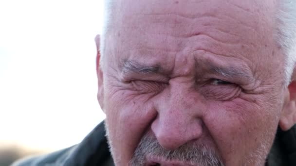 Kakek yang sudah pensiun, wajah yang tertekan, mengalami masalah kesehatan. — Stok Video