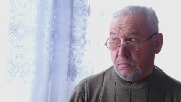 Looking away, Pensive senior man, upset, thoughtful gray-haired grandfather — Stock Video