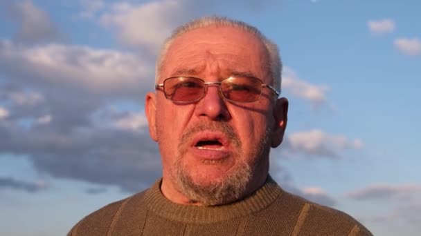 Un viejo abuelo en depresión habla de sus problemas de salud en cámara — Vídeos de Stock