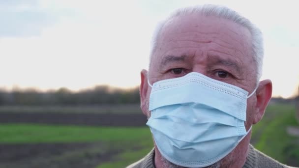 Zavřít portrét staršího muže v masce — Stock video